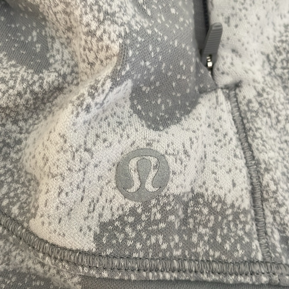 Lululemon Sweatshirt Camo with Thumbholes and Zipper Pocket! Size 12! - Picture 12 of 14